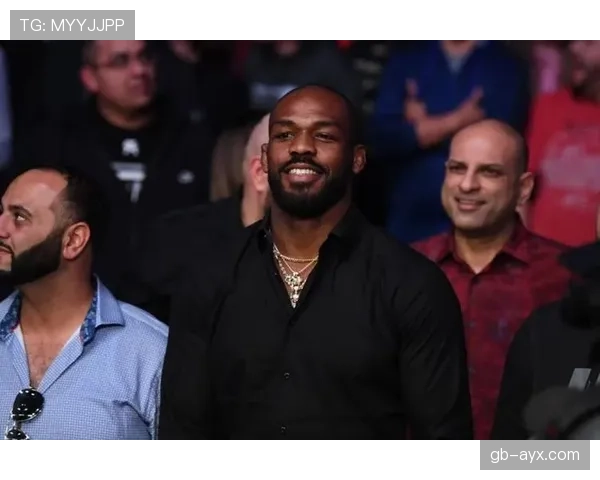 乔恩·琼斯训练完直接啃整只烤鸡，这自律人设是不是有点绷不住了？